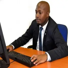 非洲客户Mwaka使用塑料膜粉碎机评价